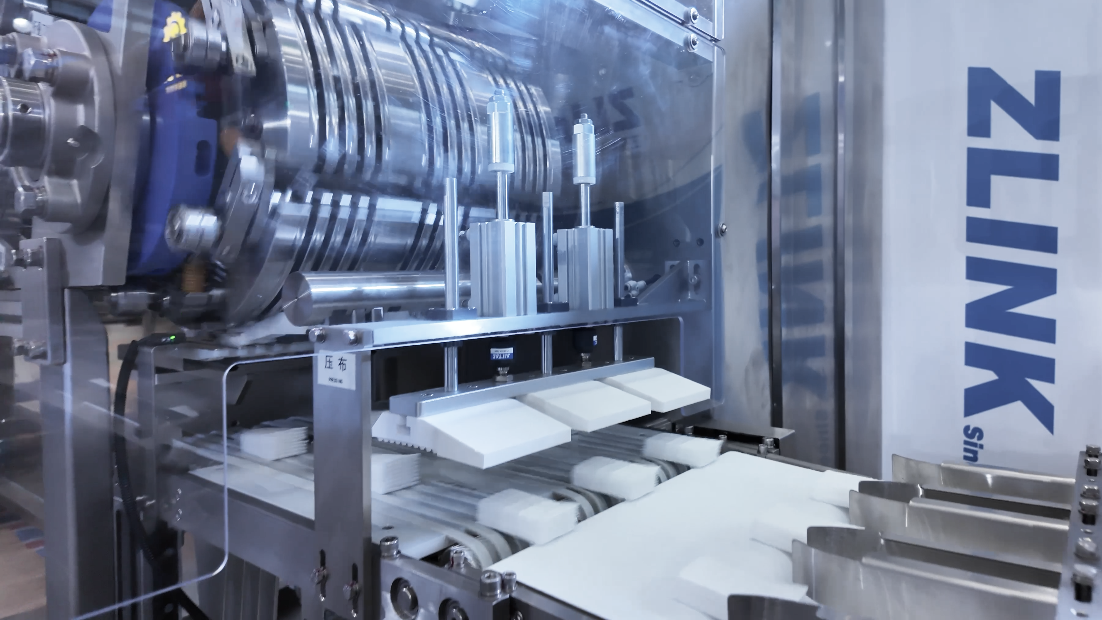 China custom wet tissue packing machine