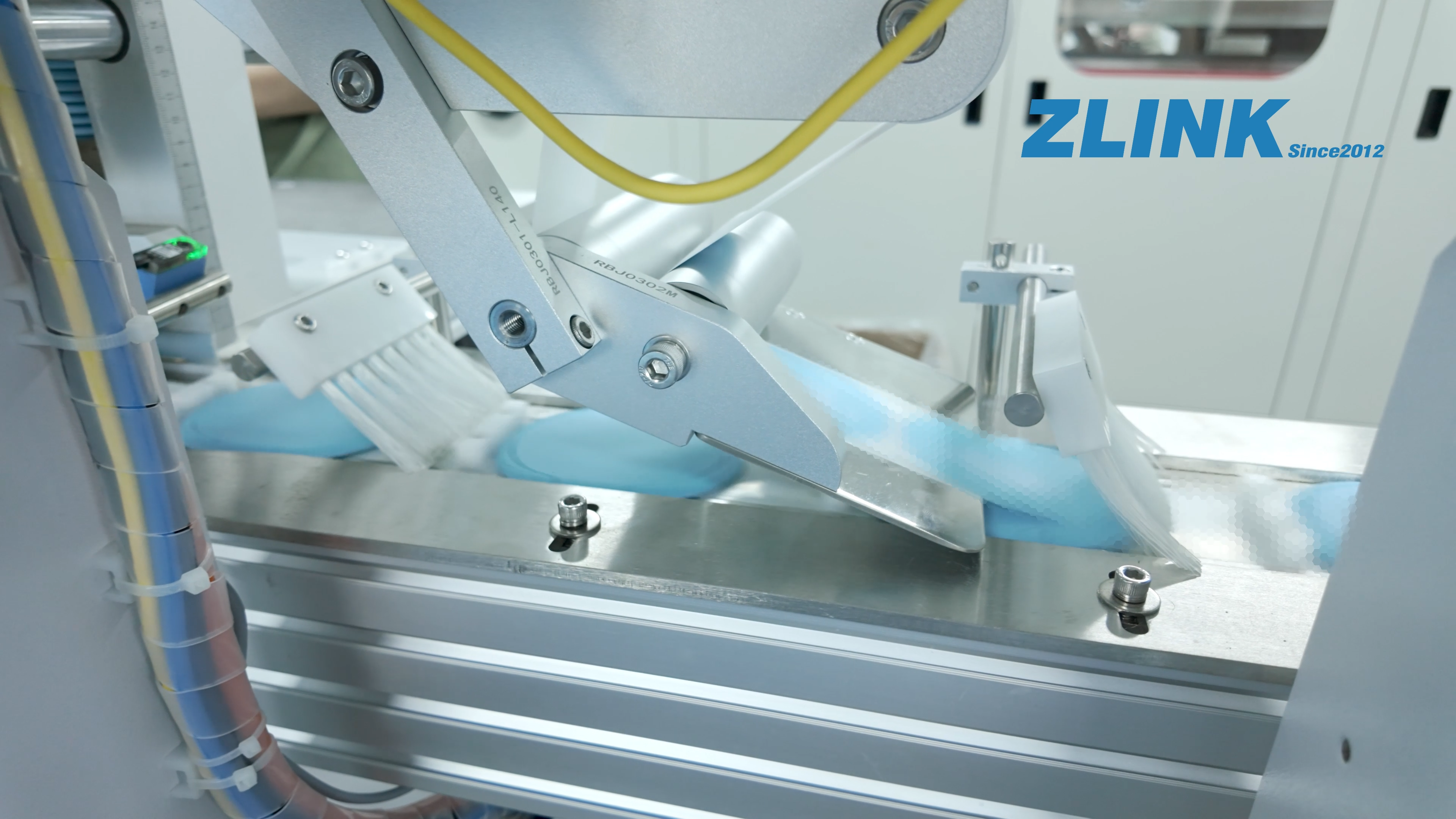 China wet tissue packaging machine